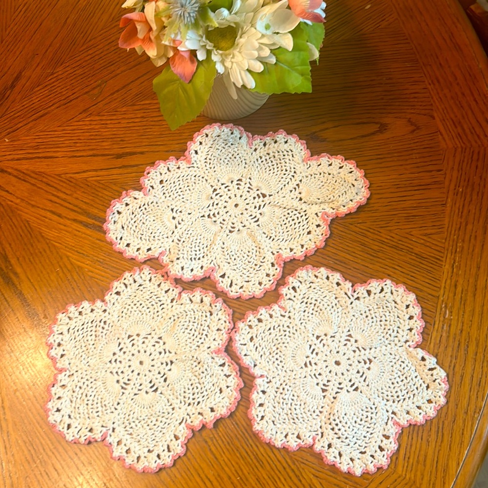 NEW⭐️Set of 3🧵Handmade Crocheted DOILIES Off White with Rosey Pink Edges🌸NWOT